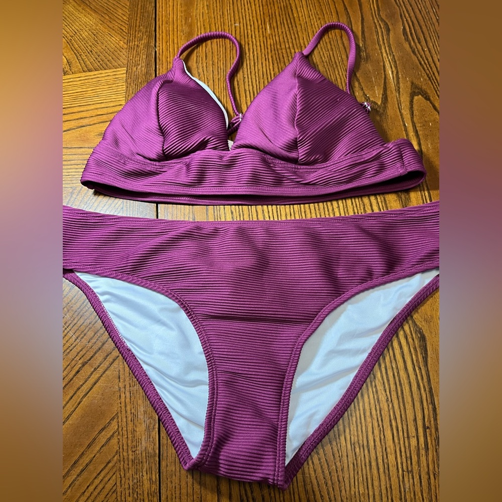 CUPSHE RIBBED PURPLE BIKINI. SIZE LARGE. DAMAGED